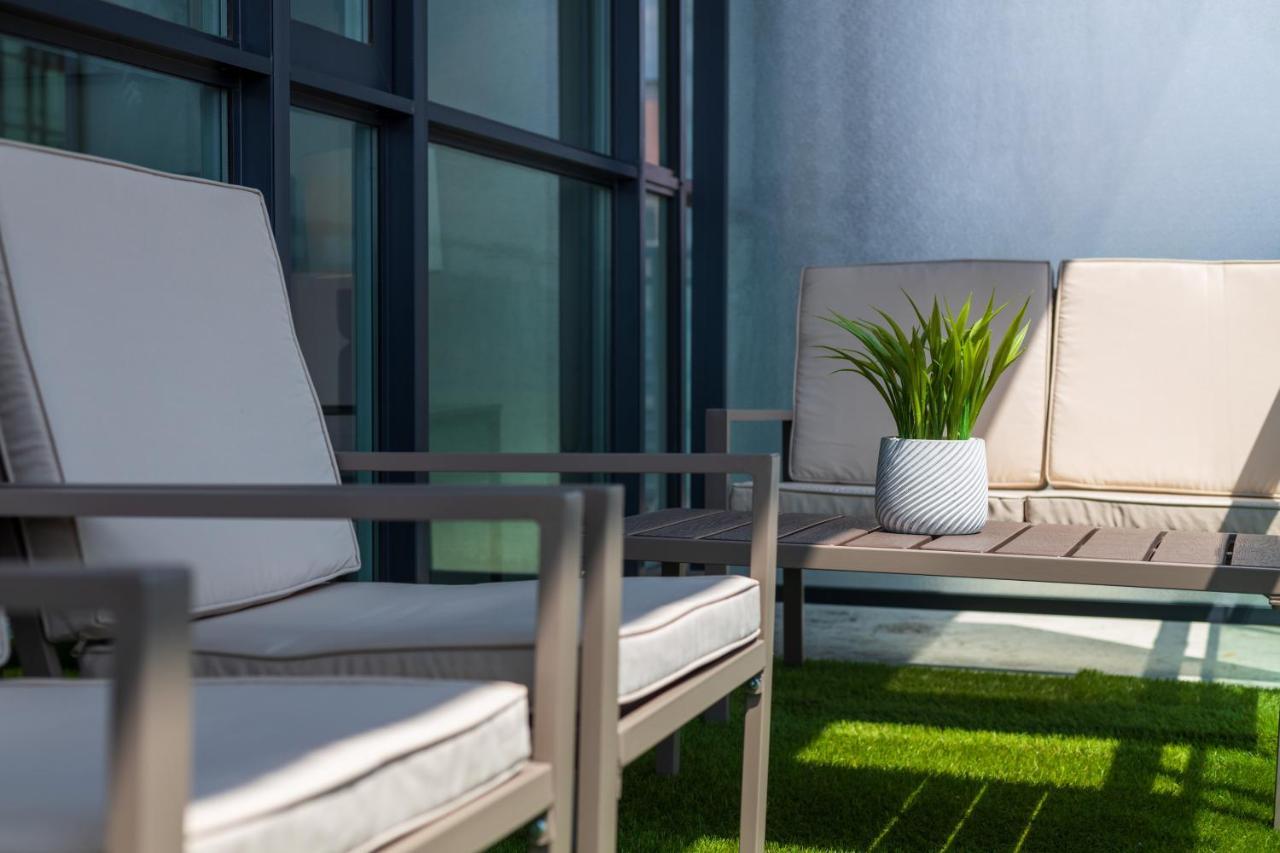 Ultra Luxurious 2.5 Bedroom 2 Full Bathroom 1 Parking Condo Near Sq1 Striking Views Mississauga Dış mekan fotoğraf
