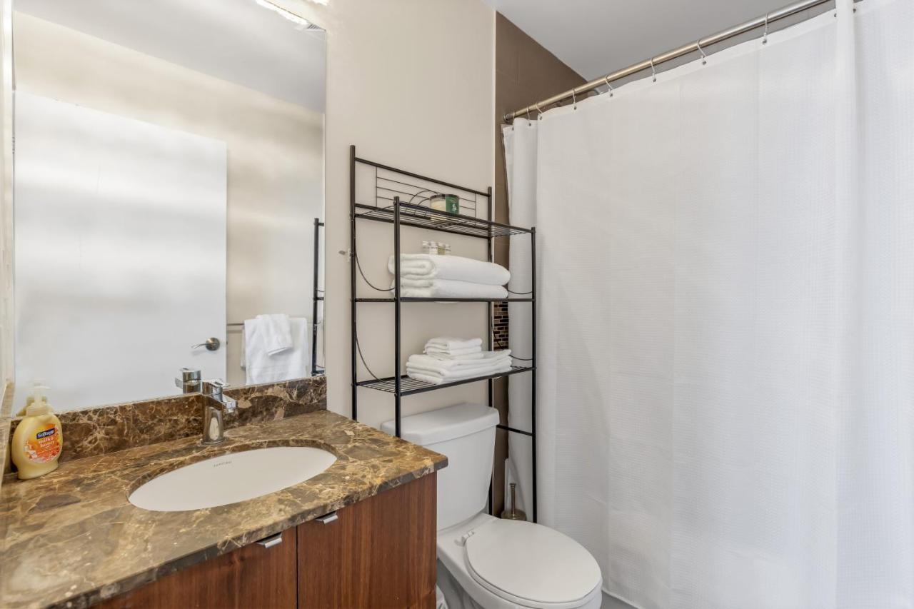 Ultra Luxurious 2.5 Bedroom 2 Full Bathroom 1 Parking Condo Near Sq1 Striking Views Mississauga Dış mekan fotoğraf