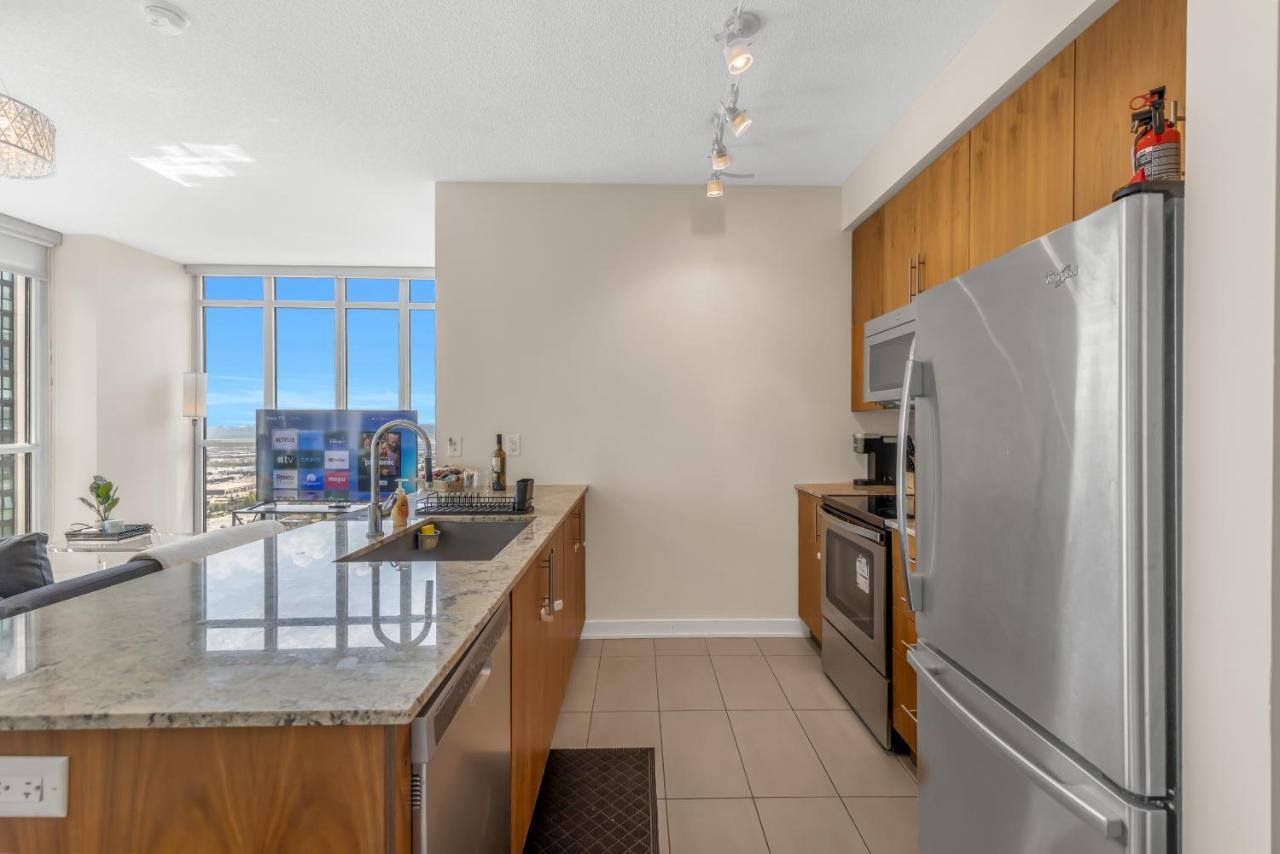 Ultra Luxurious 2.5 Bedroom 2 Full Bathroom 1 Parking Condo Near Sq1 Striking Views Mississauga Dış mekan fotoğraf