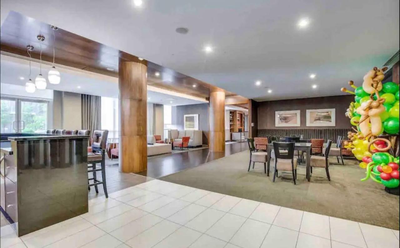 Ultra Luxurious 2.5 Bedroom 2 Full Bathroom 1 Parking Condo Near Sq1 Striking Views Mississauga Dış mekan fotoğraf